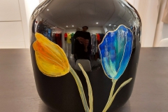 Cilindervaas zwart gekleurde tulpen